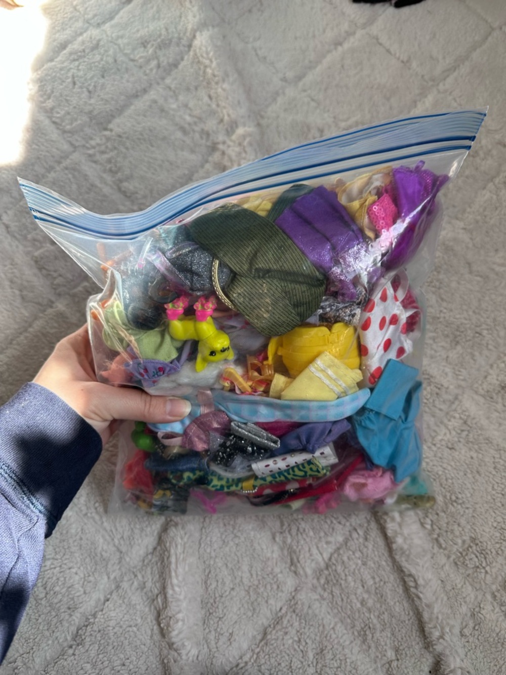Barbie | Gallon zip Lock Bag Of Barbie & Ken Clothes and accessories - Picture 3 of 4